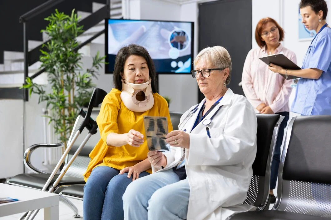 doctor-examining-woman-patient-with-neck-fracture-routine-appointment_482257-132038